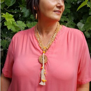 Gyöngy nyaklánc, környezetbarát, újrahasznosított fa, uszadékfa medál, natur, sárga, szabályozható méret, kása gyöngyök, fa gyöngy, pamut fonal, bojtos, hipoallergén, sárga, környezettudatos ékszer