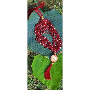 Gyöngy nyaklánc, környezetbarát, újrahasznosított fa, uszadékfa medál, bordó, szabályozható méret, kása gyöngyök, fa gyöngy, pamut fonal, bojtos, hipoallergén, környezettudatos ékszer