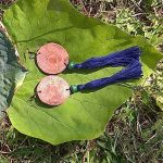 Fa ékszer, környezetbarát, újrahasznosított fa, uszadékfa, statement fülbevaló, pamut fonal, bojtos, környezettudatos ékszer