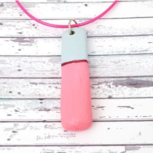   Nyaklánc, szürke, pink, uszadékfa, faragott, festett, egyedi, kézműves, Antal Ékszer