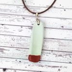 Nyaklánc, fehér, barna, uszadékfa, faragott, festett, egyedi, kézműves, Antal Ékszer