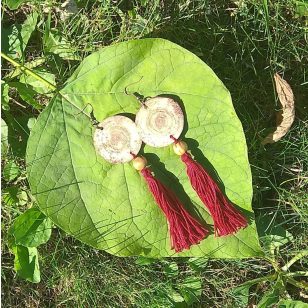   Fa ékszer, környezetbarát, újrahasznosított fa, uszadékfa, statement fülbevaló, pamut fonal, bojtos, környezettudatos ékszer